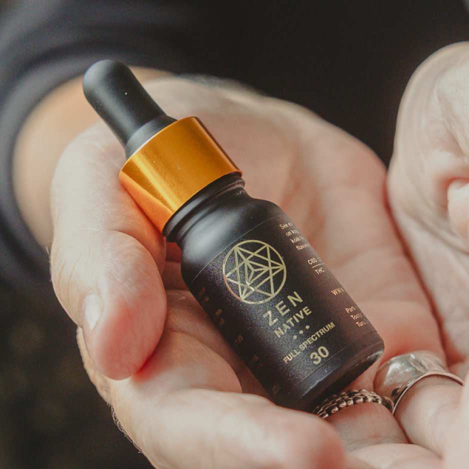 Zen Native Full Spectrum CBD õli käes